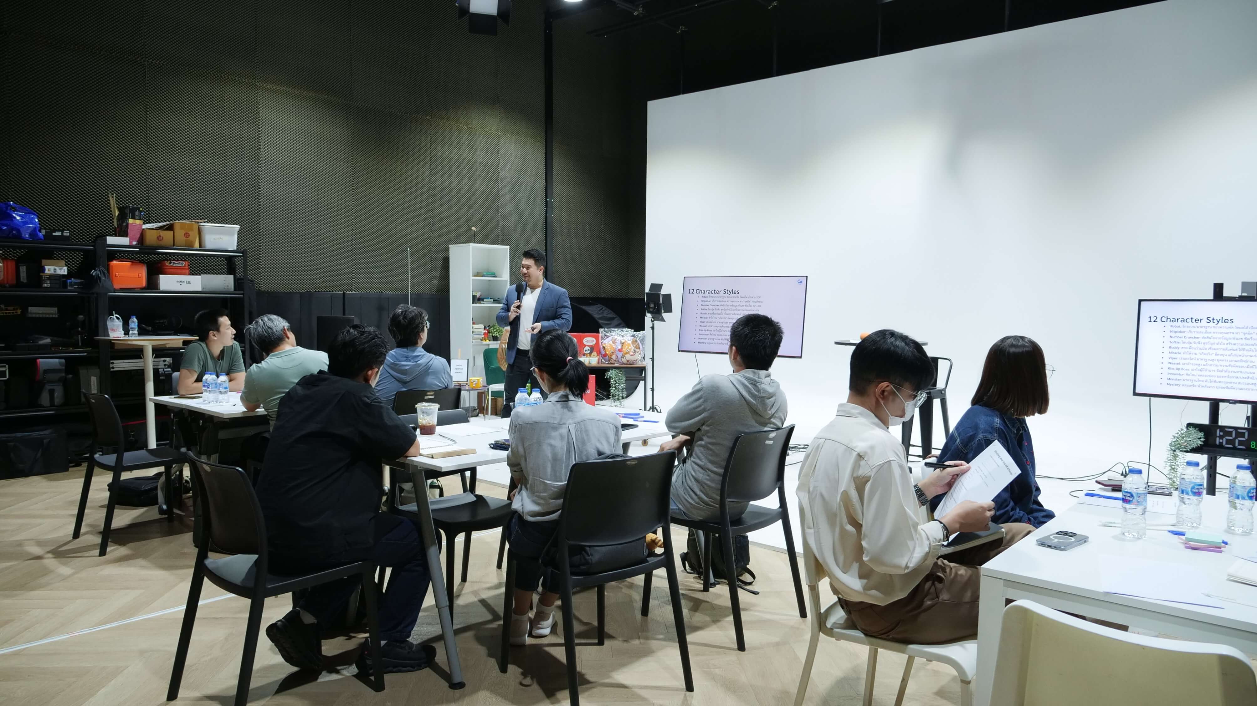 วิทยากรกำลังบรรยายในคลาสเวิร์กช็อปให้กับผู้เข้าร่วม