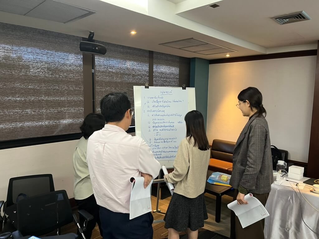 บรรยากาศการทำกิจกรรมระดมความคิดเห็น (Brainstorming) ของผู้เข้าร่วมเวิร์กช็อป