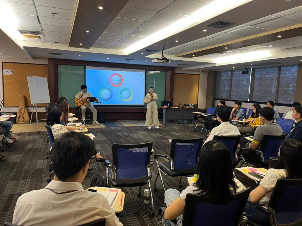 บรรยากาศการเวิร์กช็อปเชิงสร้างสรรค์ที่ใช้ดนตรีสดเข้ามาประกอบการบรรยายเพื่อสร้างการมีส่วนร่วม