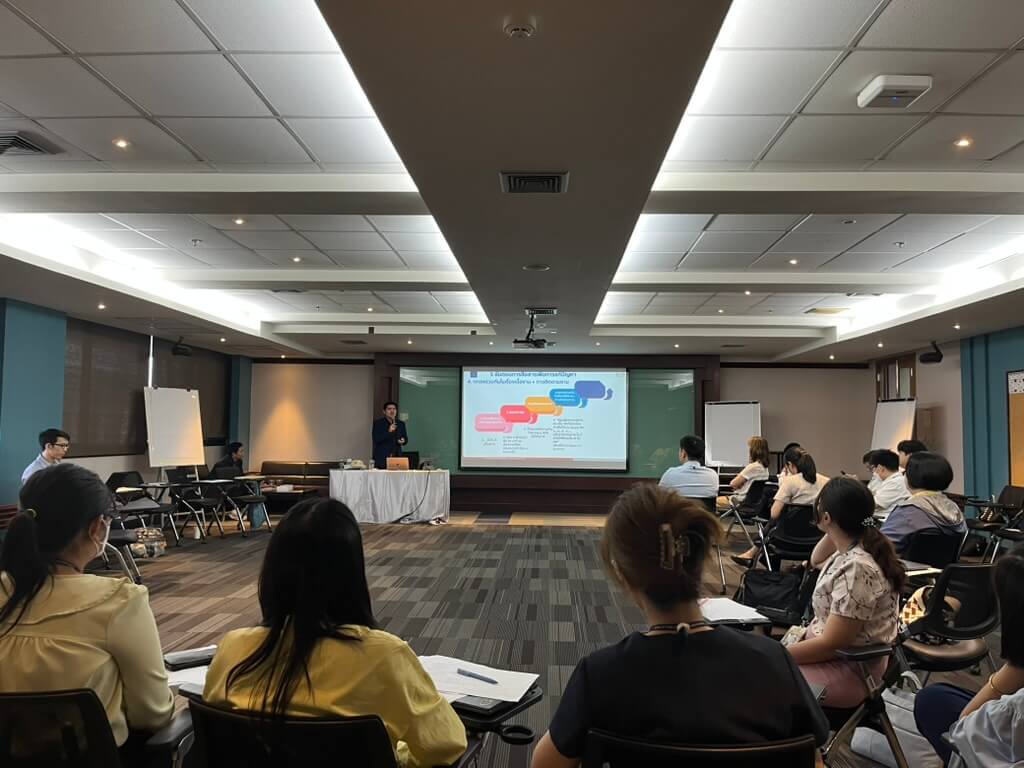 วิทยากรกำลังบรรยายในหัวข้อการสื่อสารและการโค้ช (Communication and Coaching)