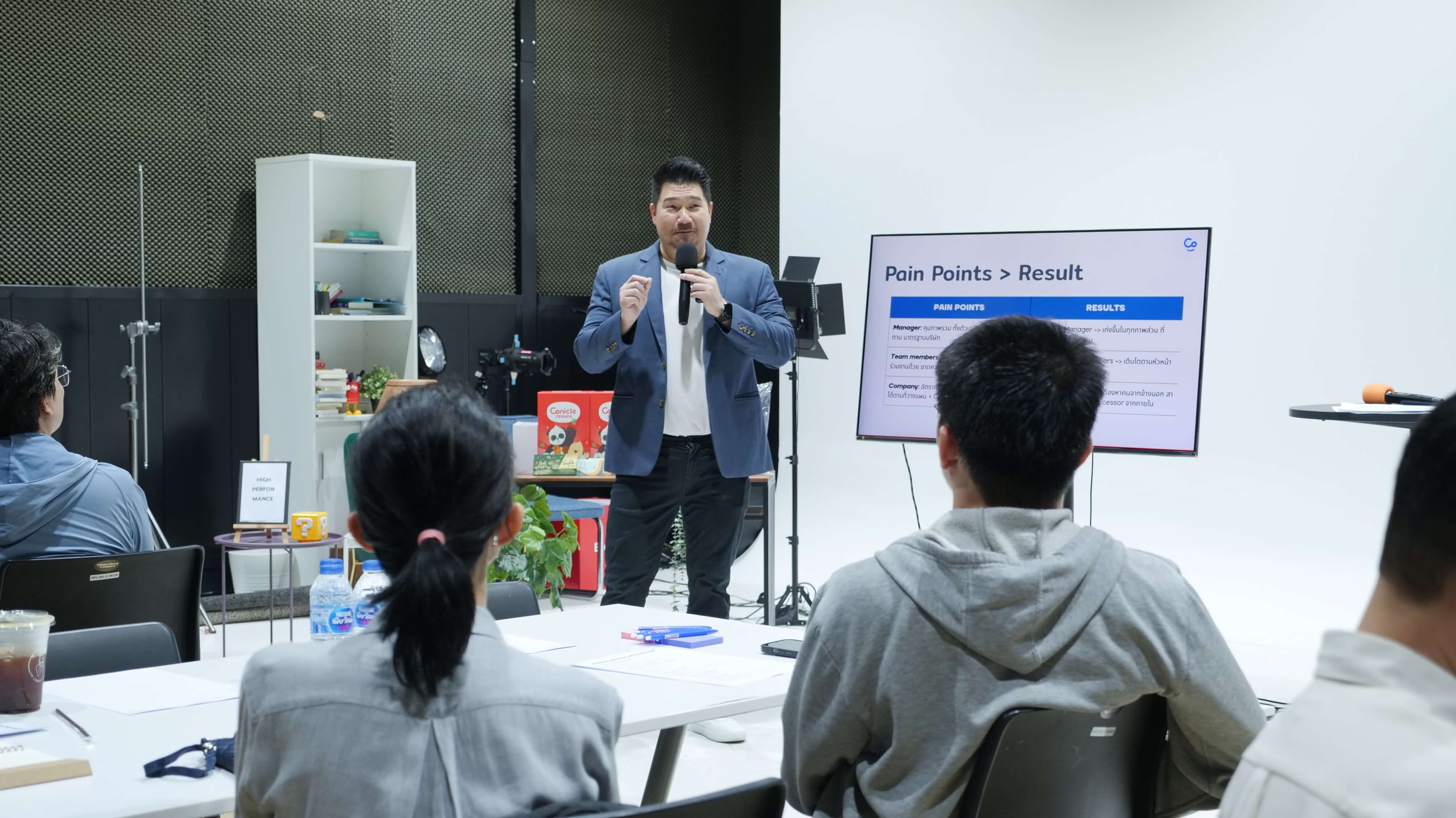 วิทยากรชายกำลังบรรยายในหัวข้อ Pain Points and Results